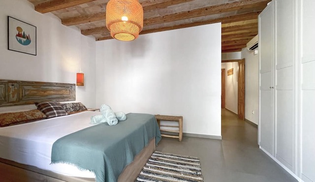 Exquisite 2-bedroom Apartment on Rambla by Hostem