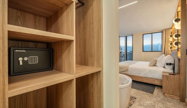 Luxury Suite with AC, Private Hot Tub & City View