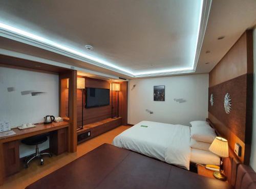 Friendly DH Naissance Hotel by Mindrum Group